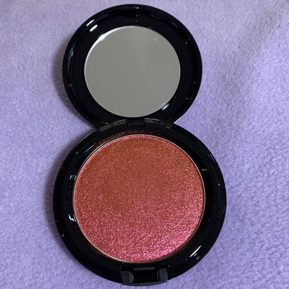 MAC Dazzle Highlighter in “Dazzlered” NEW